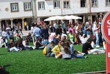 Praça Velha despida de guardenses para
assistir ao primeiro jogo de Portugal