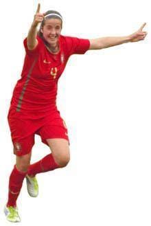 «Quando não tinha escola, fugia de casa para
        ir jogar»