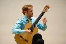 Guitarrista Marko Topchii atua no TMG