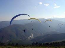 Parapentes e asas delta cruzam céus de Manteigas