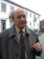 Manuel António Pina despediu-se do país das
pessoas de pernas para o ar