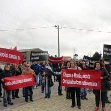 Ex-trabalhadores reclamam dinheiro da Chupas
        e Morrão e da Pedreiras de Ladeiras