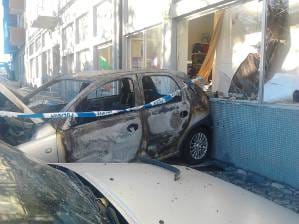 Carro ardeu na Guarda e destruiu montra