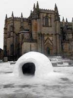 Iglô na Praça Velha torna-se “fenómeno”
        nacional