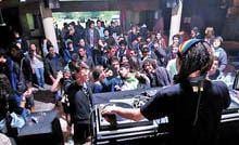 Cantor/dj Xibata esteve na Catedral Café