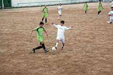 Erros defensivos decidem jogo disputado