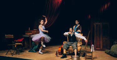 Teatrobeiras Aforçadohábito Fotoovelhaeléctrica