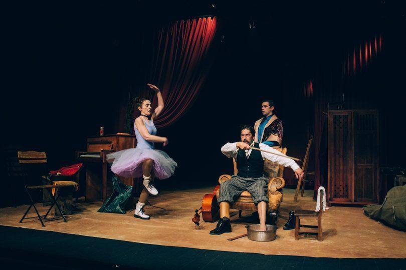 Teatrobeiras Aforçadohábito Fotoovelhaeléctrica