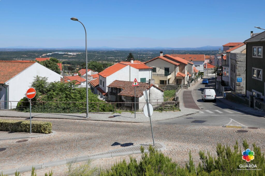 Adjudicada reabilitação de casas no Bairro 25 de Abril