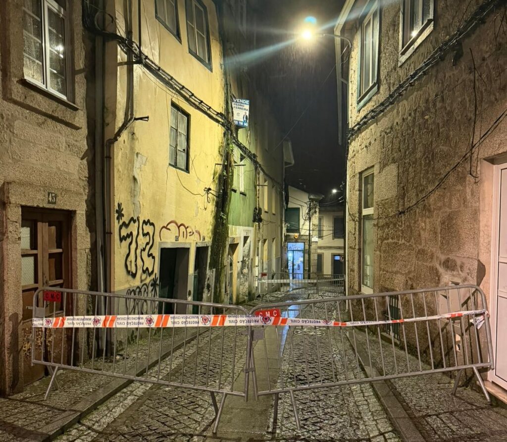 Risco de derrocada de casa fecha Rua Comendador Mendes Veiga, na Covilhã
