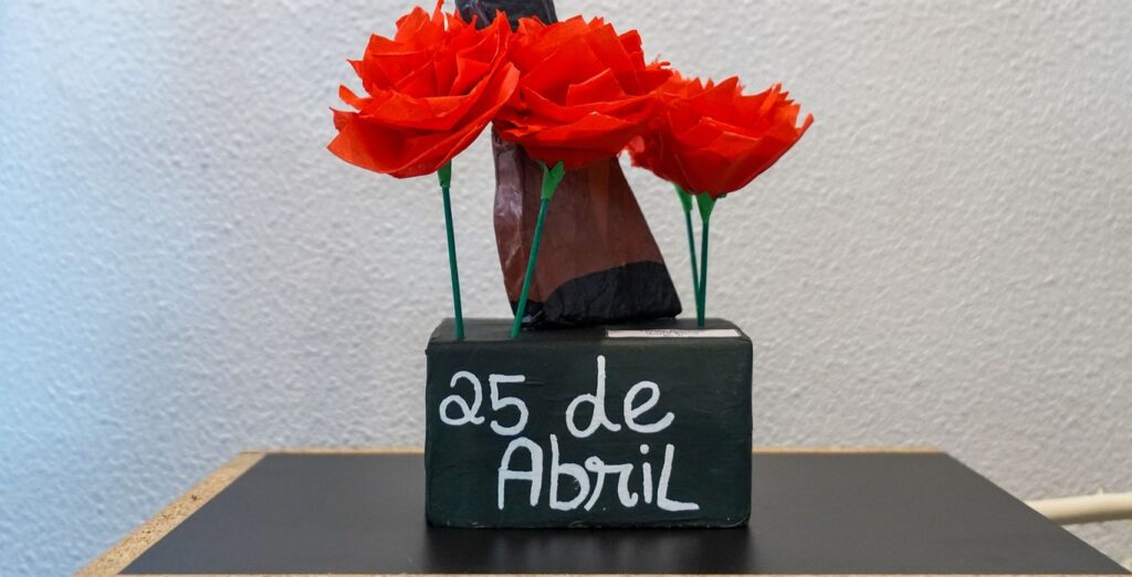 Exposição em Celorico da Beira mostra trabalhos de alunos sobre o 25 de Abril