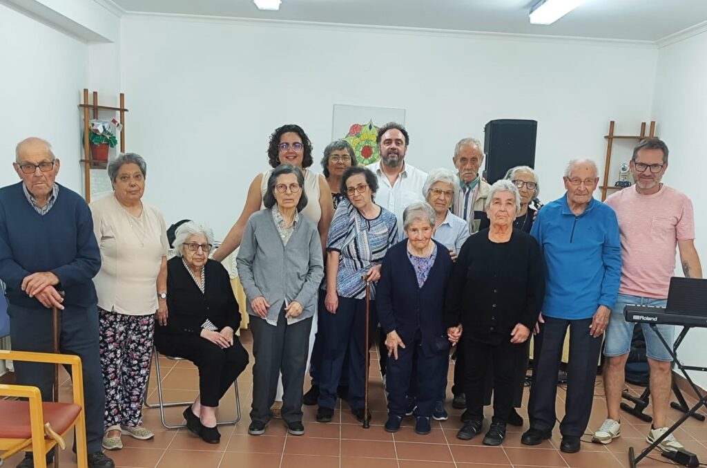 Espetáculo no Centro de Dia junta poesia, música, vozes e teclas em Casal de Cinza