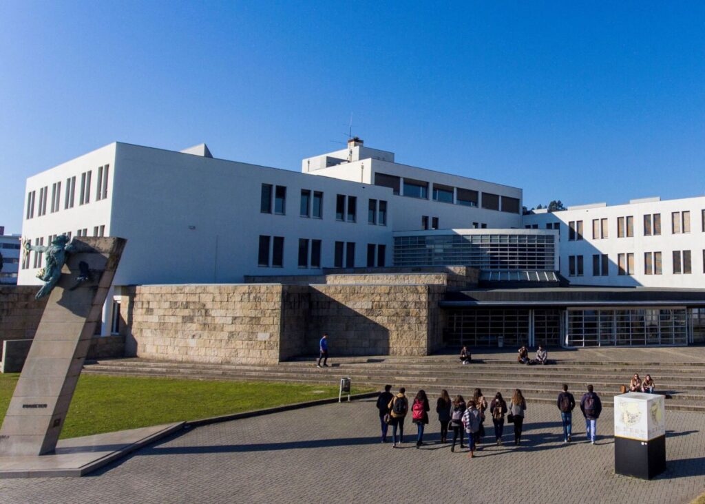 Alunos da Universidade do Minho apoiam idosos isolados em Foz Côa