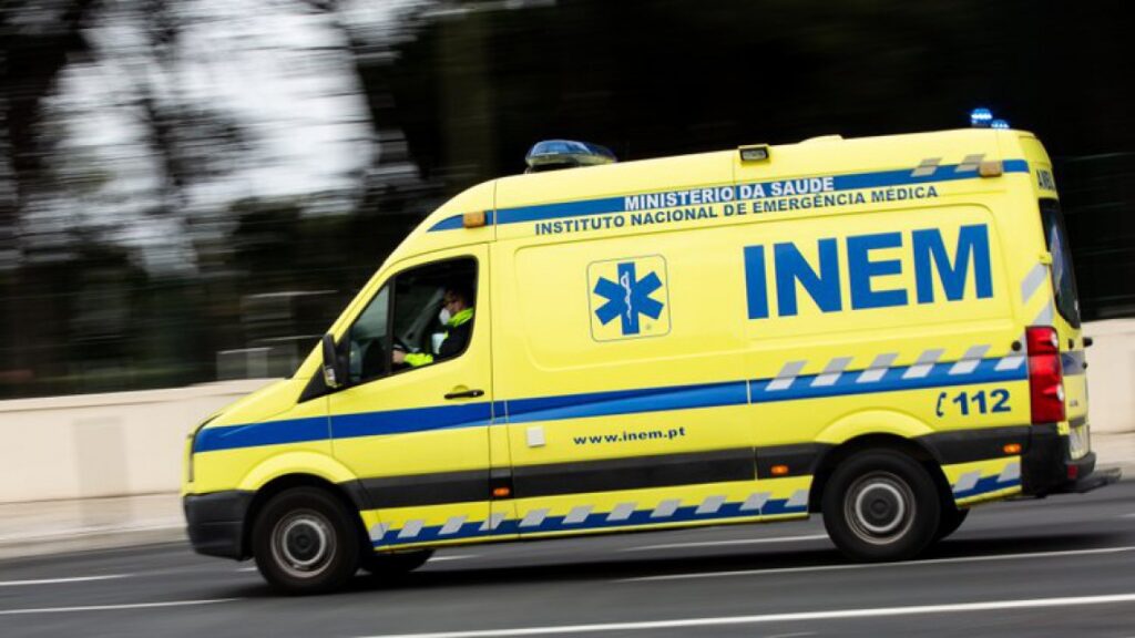 Mulher de 56 anos ferida gravemente depois de colisão entre veículo ligeiro e motociclo