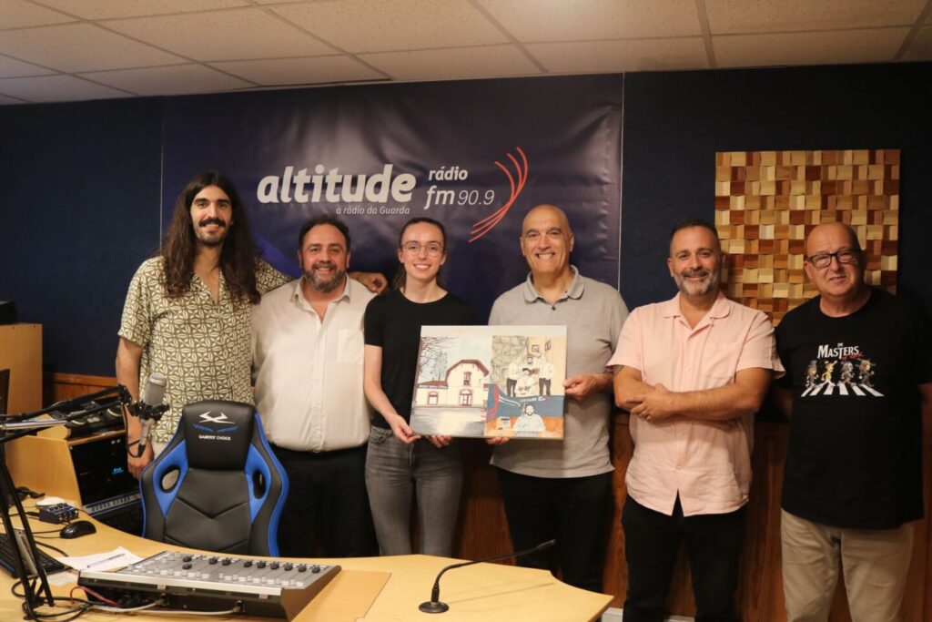 Beatriz Gonçalves oferece pintura a óleo à Rádio Altitude