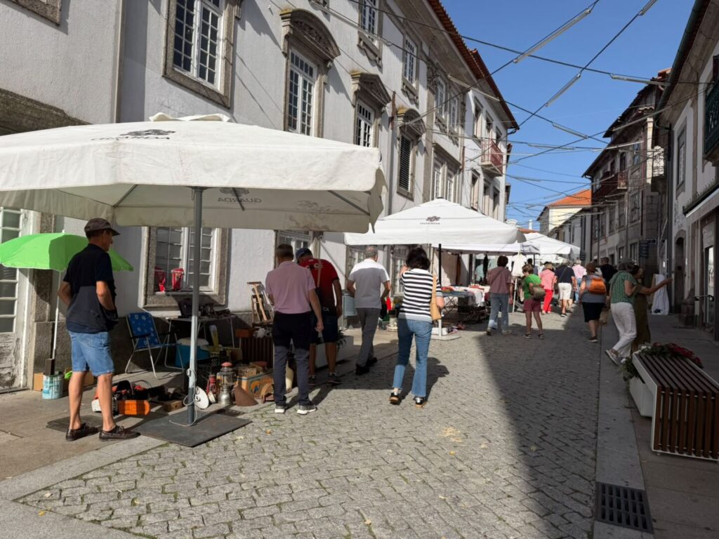 Domingo de Feira de Antiguidades no centro da Guarda