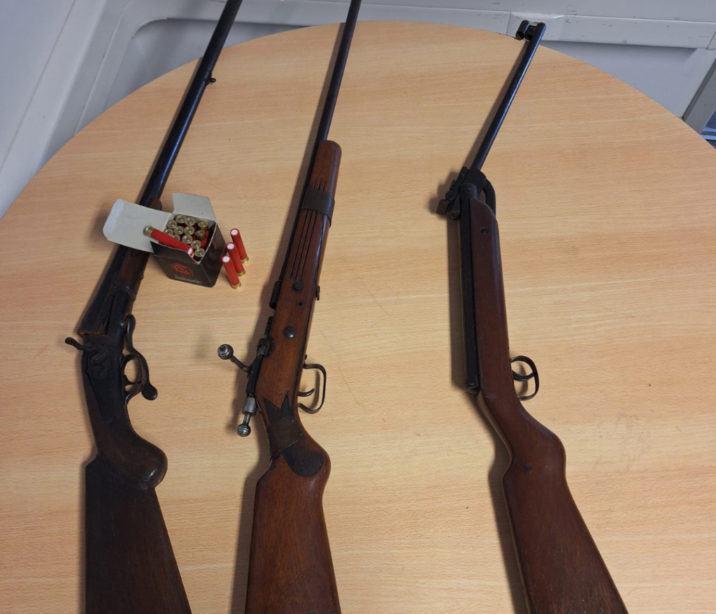 GNR aprendeu caçadeira e carabina e deteve septuagenário por posse de arma proibida em Celorico da Beira