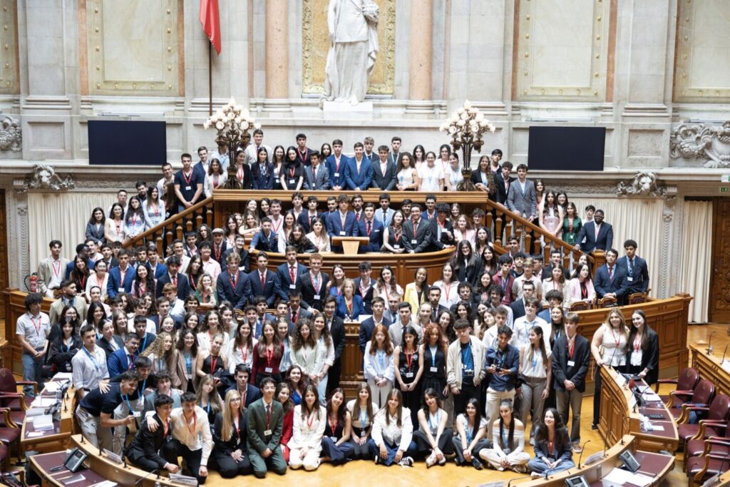 Escolas podem inscrever-se no programa “Parlamento dos Jovens” até 1 de outubro