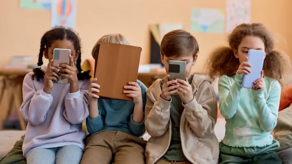 Seguro promulga proibição de telemóvel na escola até ao 9.º ano