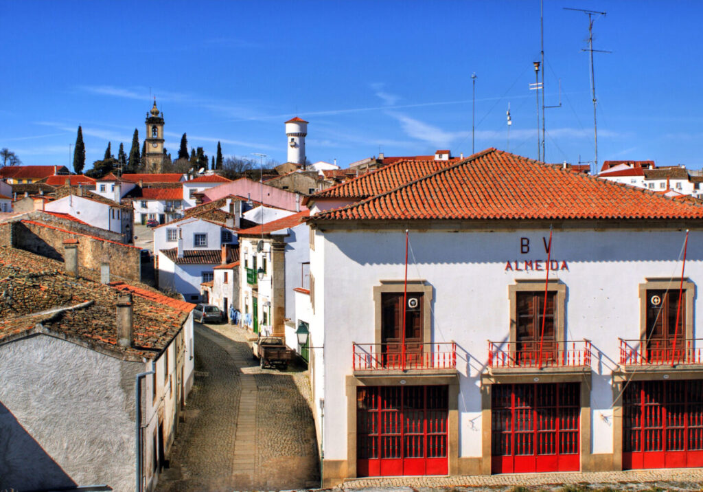 Comédia de improviso no auditório municipal de Almeida